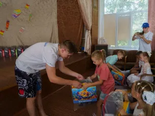 Ранцы от Нижегородской области получили в подарок школьники Харцызска и Иловайска